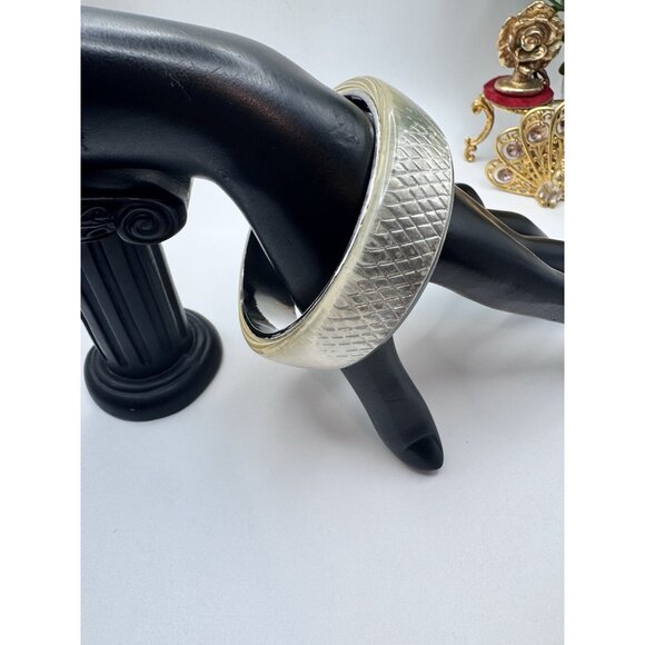 Vintage Lucite Bangle Bracelet Size 8 Wide Snake Skin Pattern Retro Jewelry - Picture 3 of 9